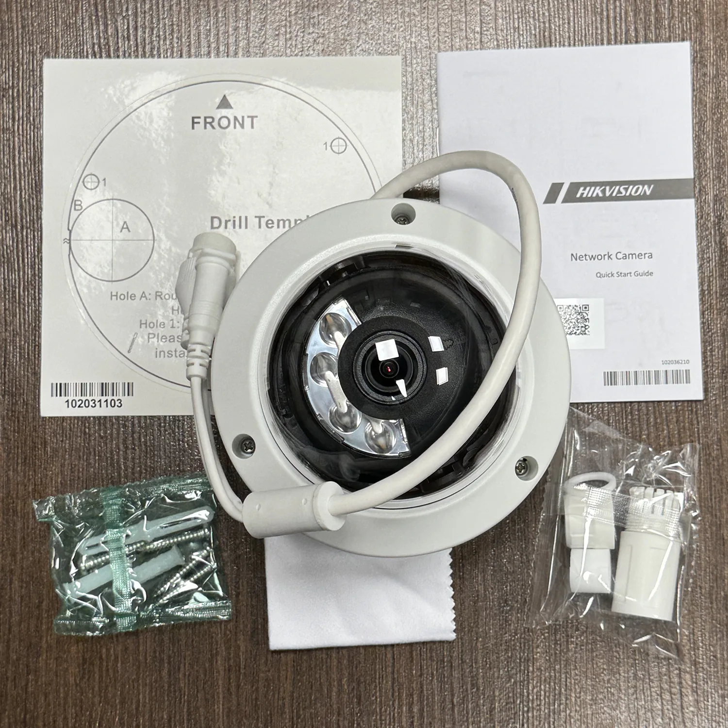 اقلام داخل جعبه دوربین 2cd1143g2-liu